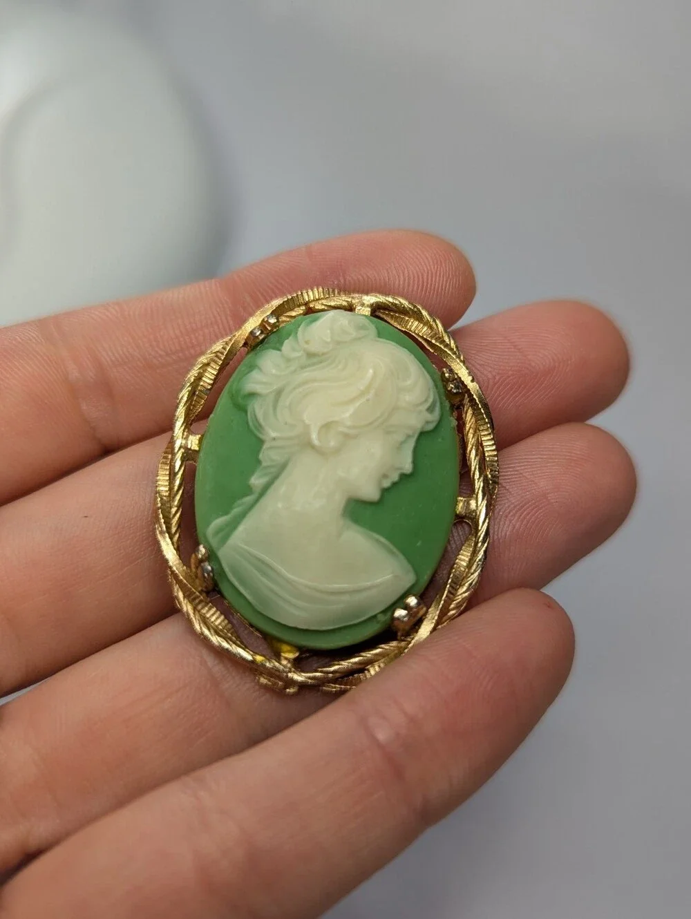 Vintage-Inspired Green Cameo Brooch with Gold Frame - Picture 5 of 6